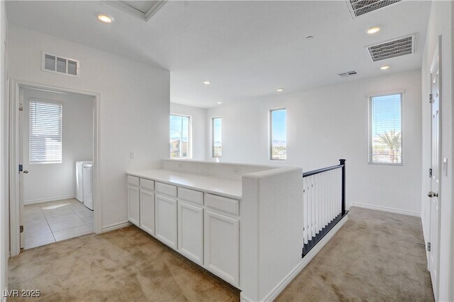 Building Photo - 882 Sycamore Falls St