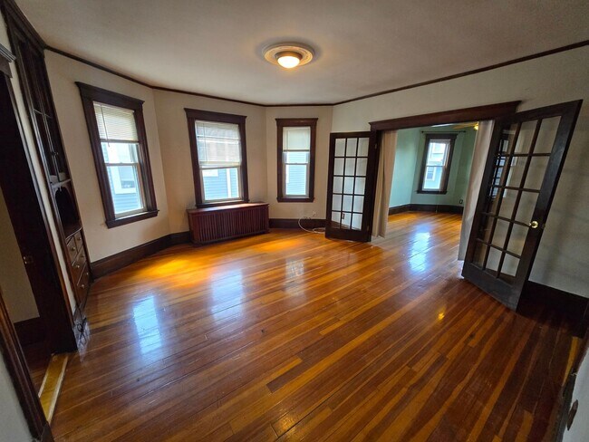 Building Photo - Location Location with this Versatile 2 Bd...