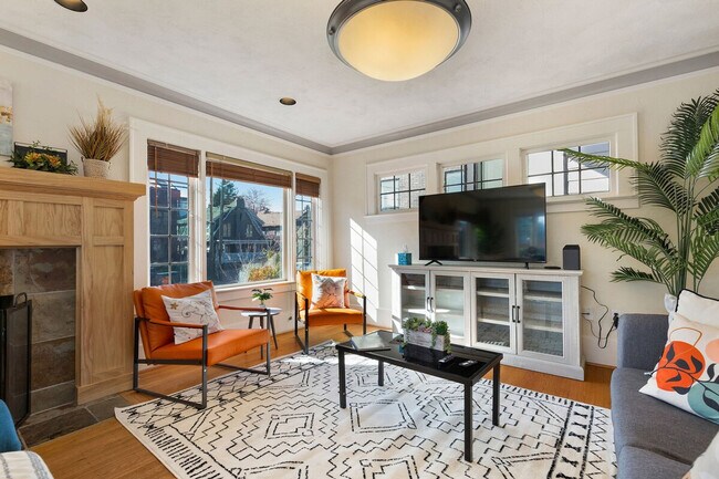 Building Photo - 1005 E Roy St