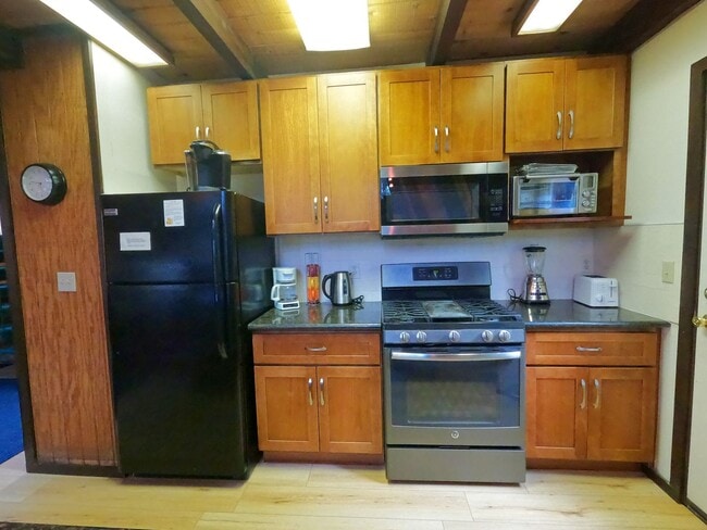 Building Photo - Winter Lease - Less than half a mile to Bu...