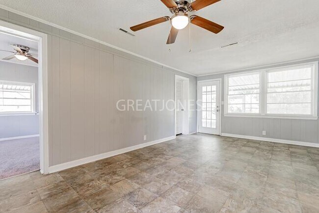 Building Photo - Charming 4 Bedroom in Batesburg-Leesville!