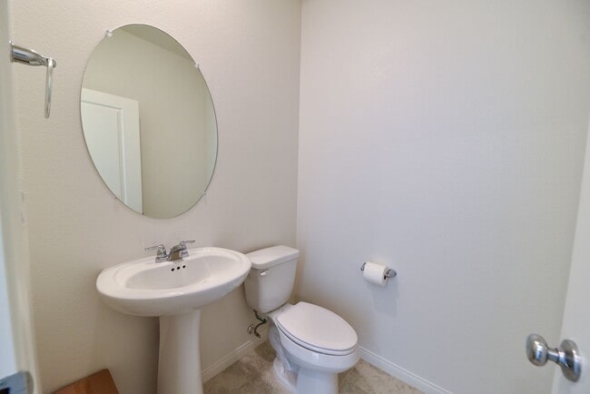 Building Photo - 5 Bed 3 1/2 Bath,  Beautiful home in gated community!