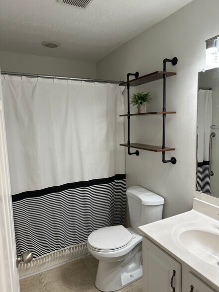 Building Photo - 623 Wyndhurst Dr