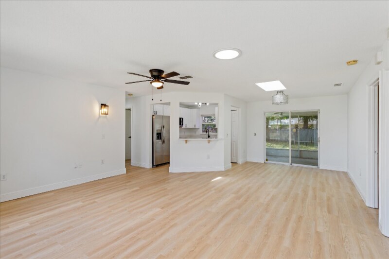 Building Photo - 311 Pine Tree Dr