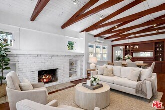 Building Photo - 915 Palms Blvd