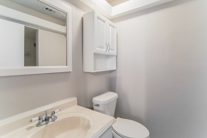 Building Photo - 2614 Chevy Chase Dr