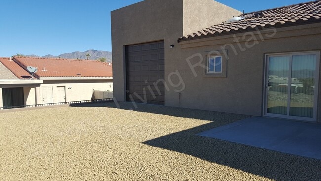 Building Photo - BEAUTIFUL RV GARAGE HOME