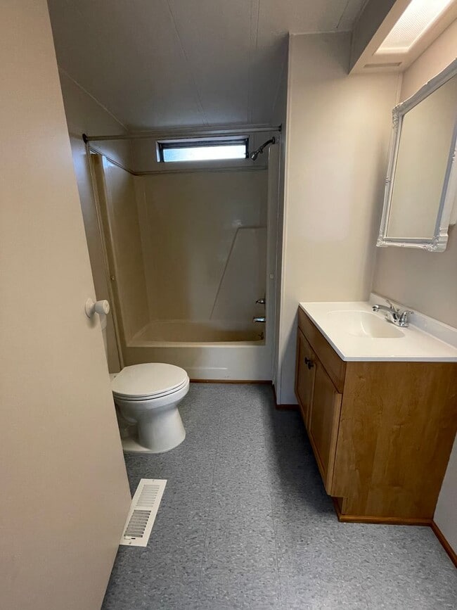 Building Photo - 3/2 in Zephyrhills