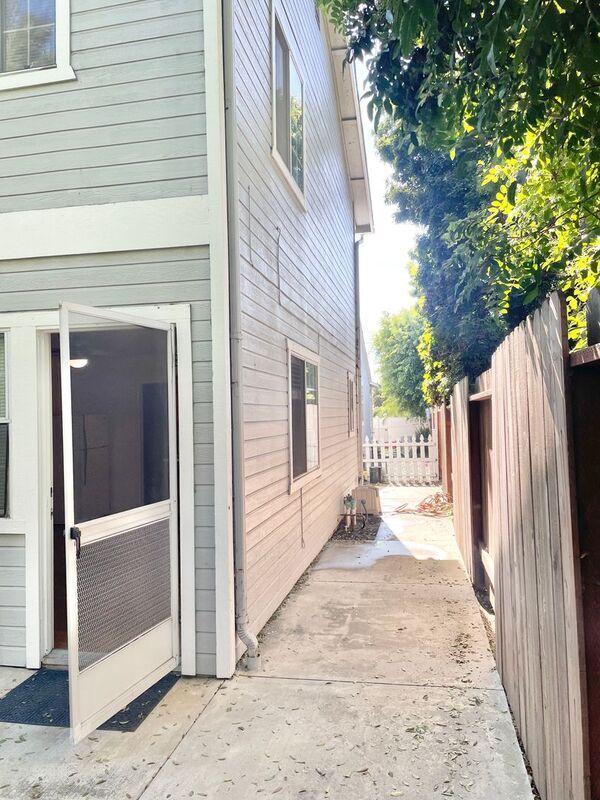 Building Photo - 362 Ralcam Pl