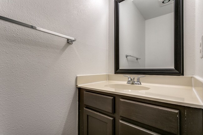 Building Photo - UPDATED 2-BEDROOM TOWNHOME AT NORTH PARK T...
