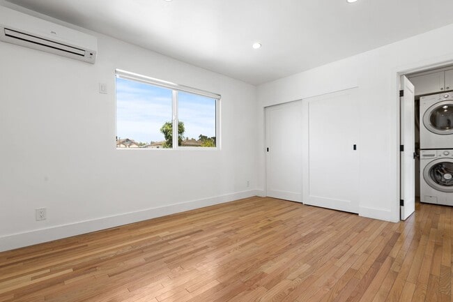 Building Photo - This beautifully updated  1 bed / 1 bath a...