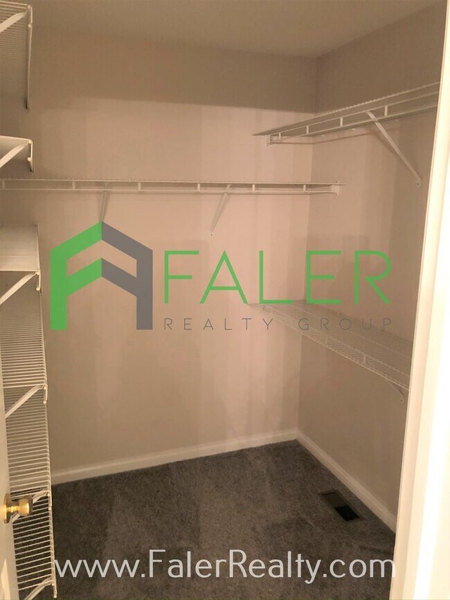 Building Photo - Show-stopping rental available - Lots of S...