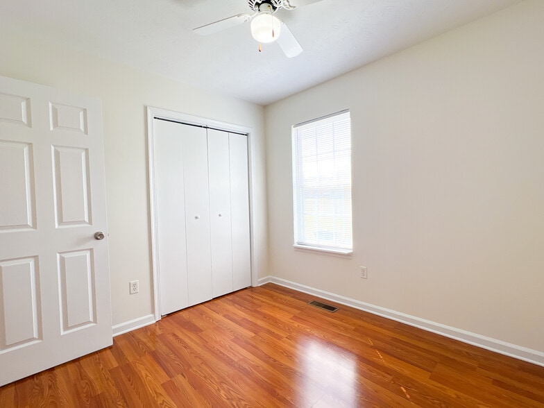 Bedroom 2 - 1451 N Delphine Ave