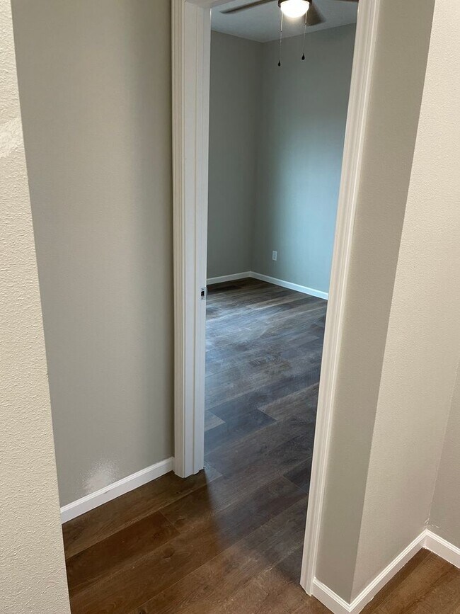 Building Photo - 4 bed 2 bath 2 Car Garage