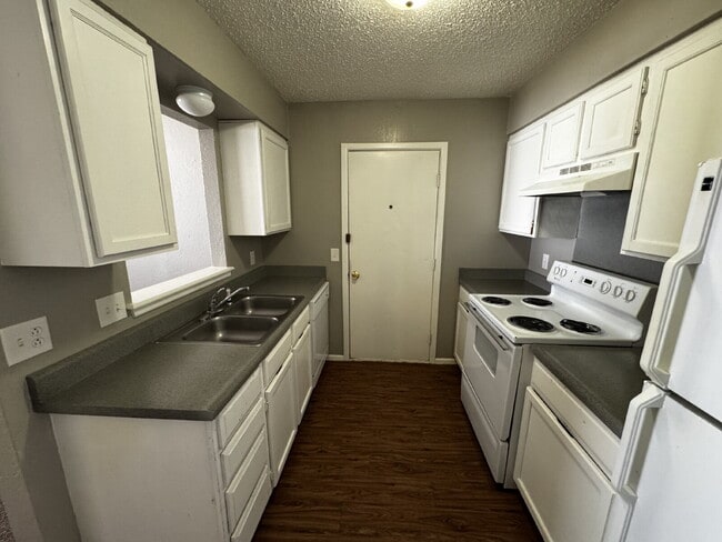 Building Photo - Duplex Located West Of University Near Par...
