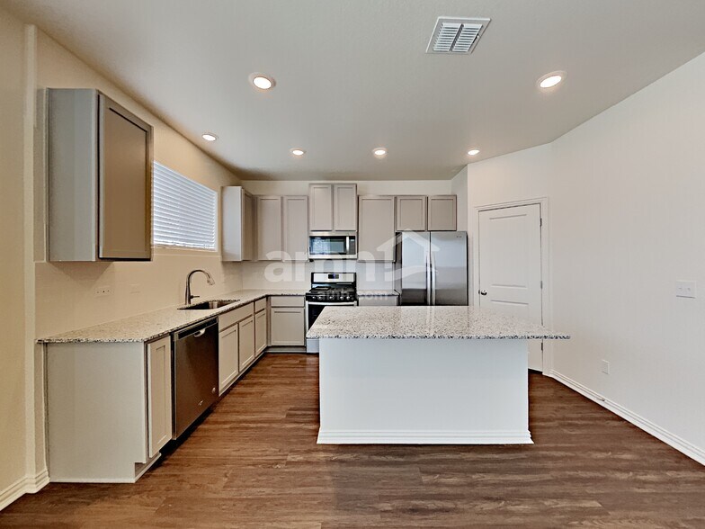 Building Photo - 2725 Lillybrook Ln