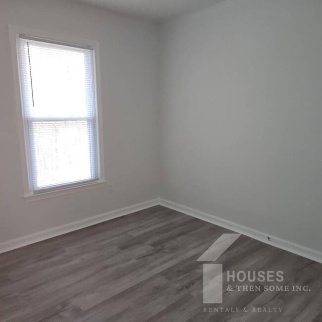 Building Photo - 10 River Ct