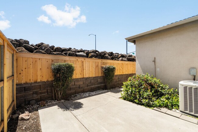 Building Photo - 1459 Yosemite Dr