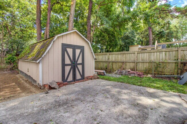 Building Photo - 816 E Estates Blvd