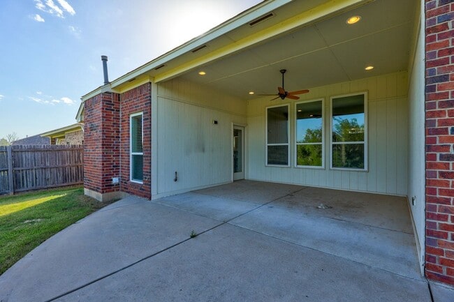 Building Photo - Desirable Home In Valencia Park!
