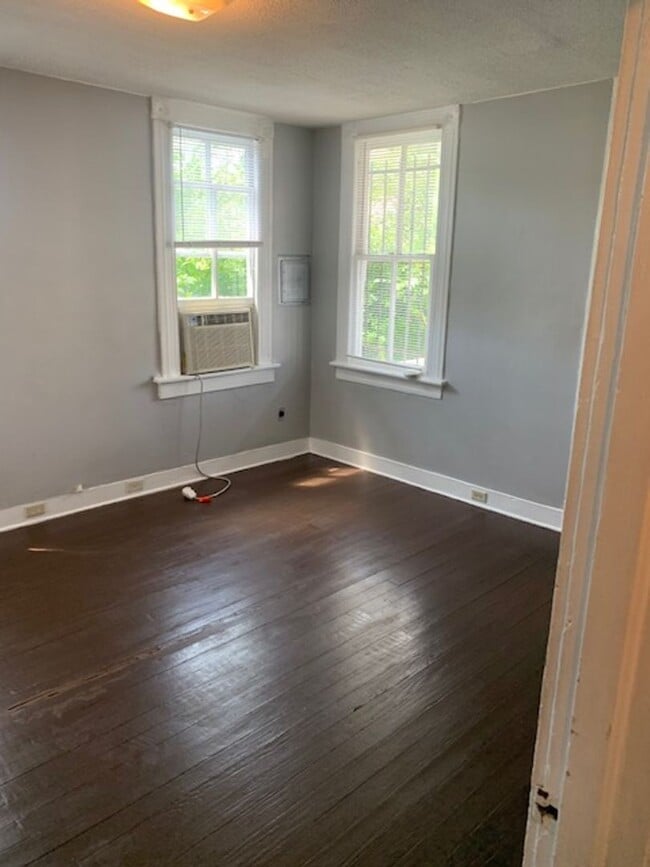 Building Photo - Charming Coming Street Retreat in the Heart of Historic Charleston