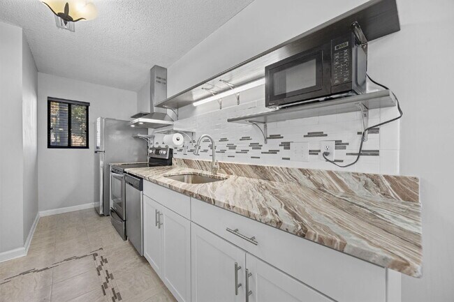 Building Photo - Charming 2-Bedroom Condo Near the Beach