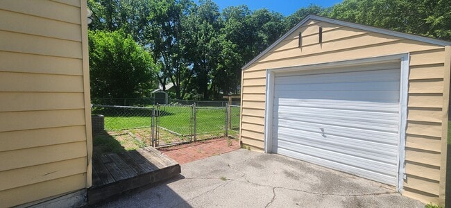 Building Photo - Don't miss this fully fenced back yard, de...