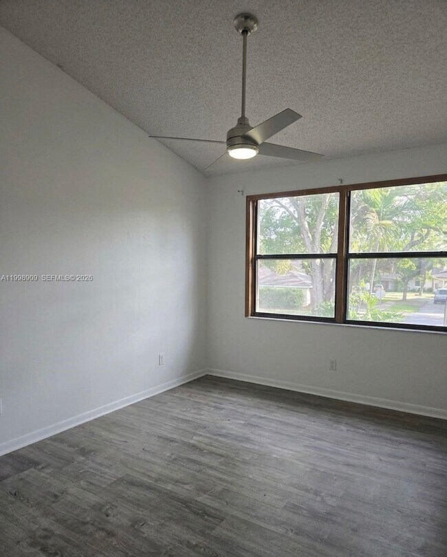 Building Photo - 15515 N Miami Lakeway