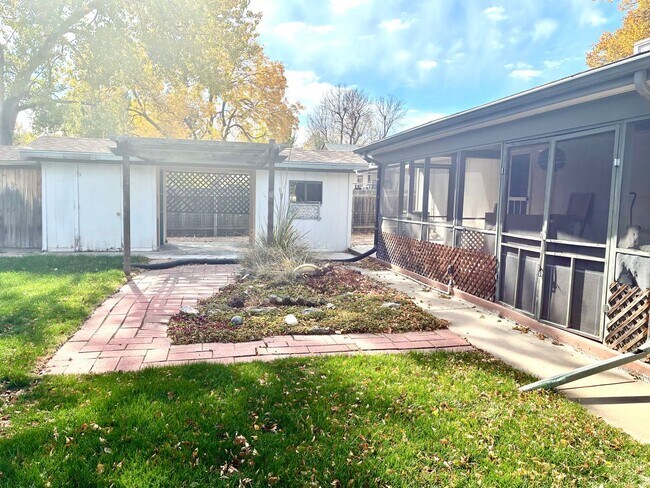 Building Photo - Beautiful open floorplan - 3 Bedroom/ 2 Ba...