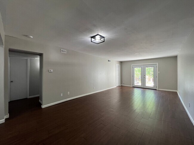Building Photo - Ridglea4004 #203 ***MAINTENANCE-HOA***