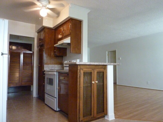 Building Photo - 2055 Rodney Dr