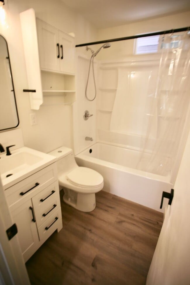 Building Photo - 3br, 2ba in a Great Family Neighborhood Av...