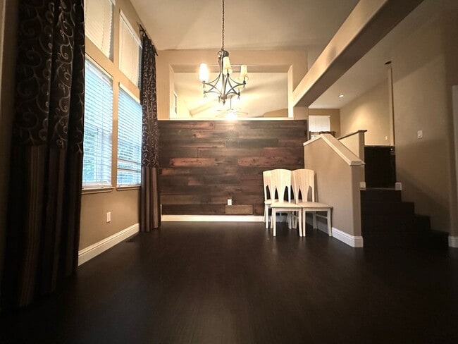 Building Photo - Gorgeous 4 Bed, 2 Bath in Shadow Lakes with SOLAR!