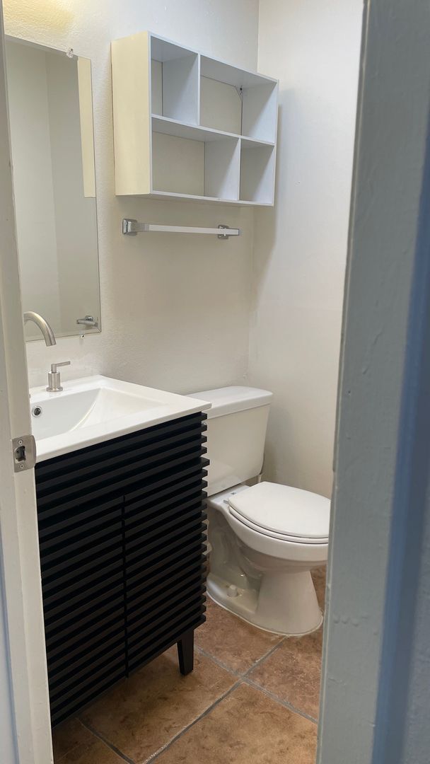 Building Photo - Great 2 Bed/ 1 Bath With Easy Access to 18...