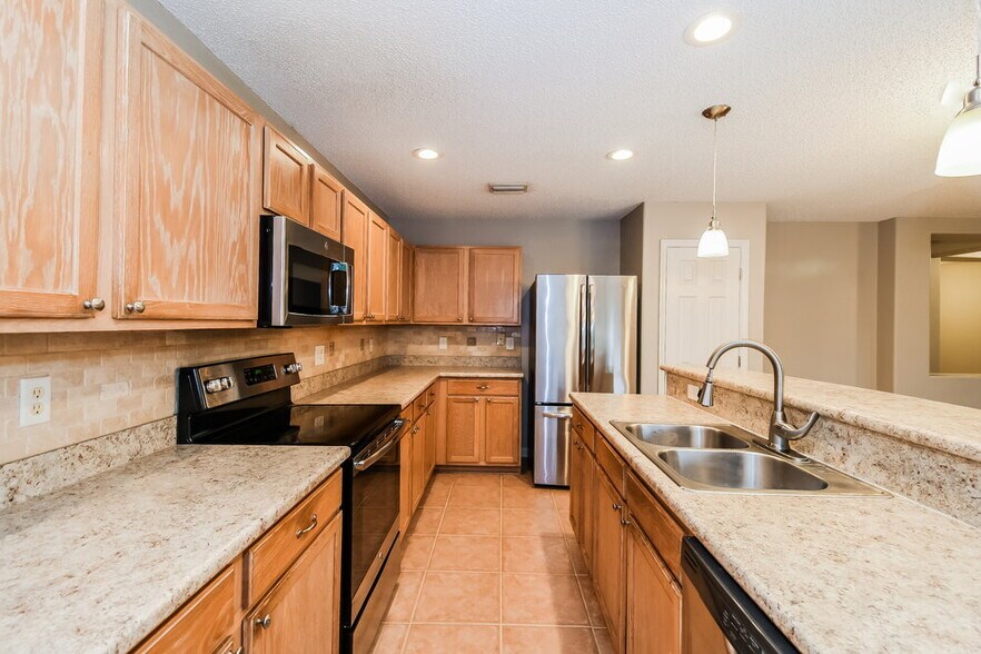 Building Photo - 2427 Brian Lakes Dr E