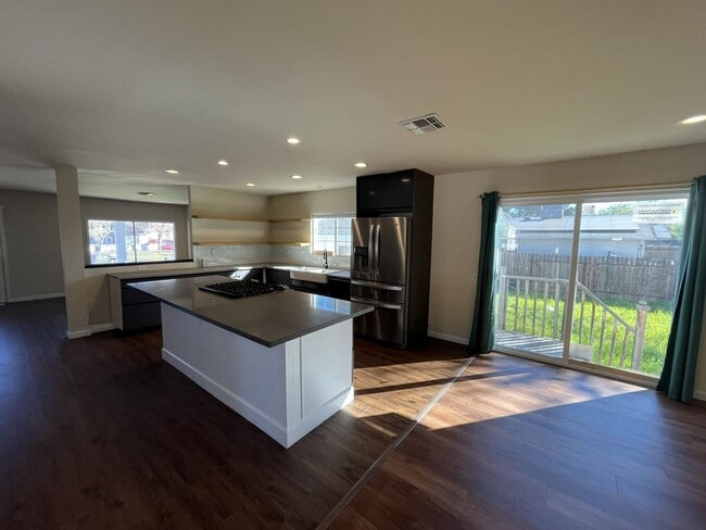 Building Photo - Recently renovated 2 bed 2 bath in Sacramento!