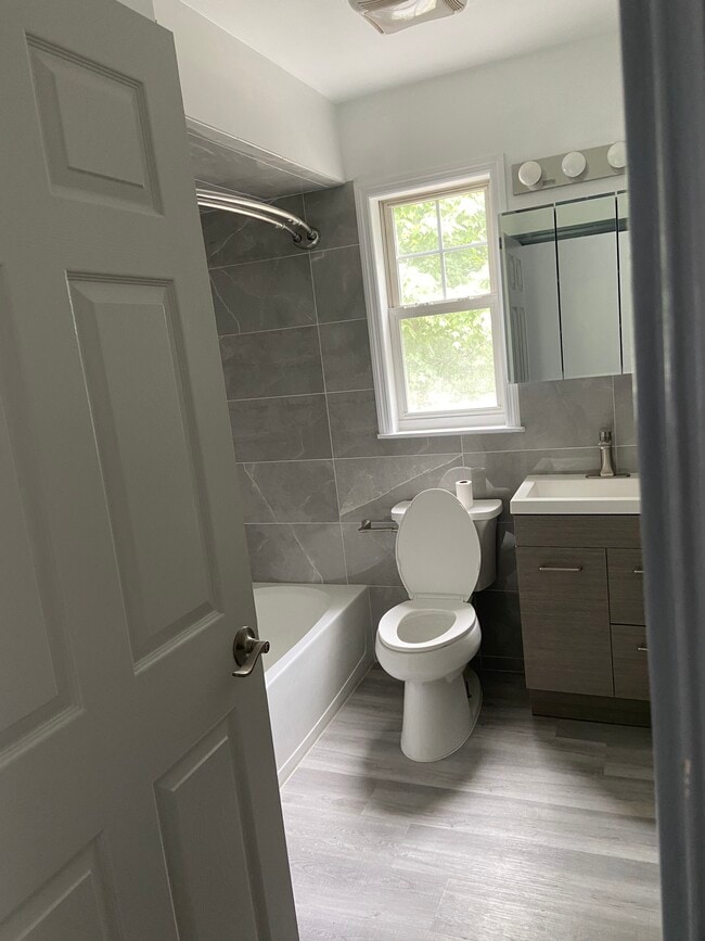 Bathroom Fl 1 - 114 Front St