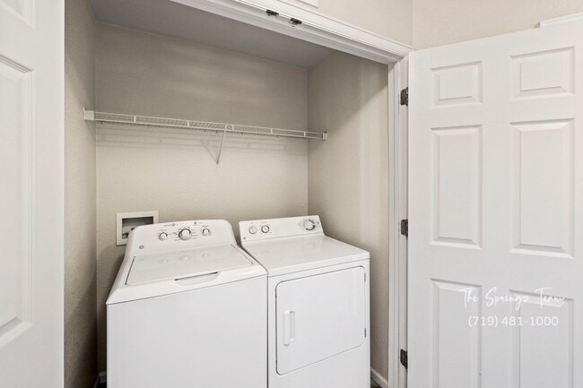 Building Photo - Charming 2-Bedroom Townhome in Central Col...