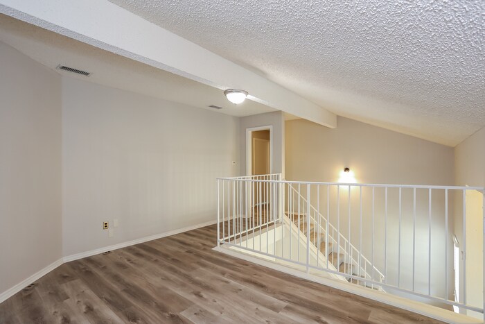 Building Photo - 722 Nightingale Cir