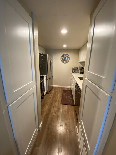 Building Photo - 5484 Roundtree Dr