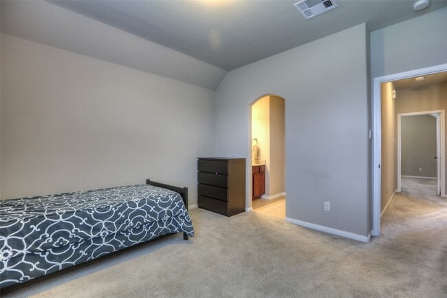 Building Photo - 8106 Little Scarlet St