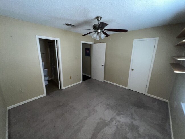 Building Photo - Beautiful 2 Bed, 2.5 Bath townhome on Jefferson Hwy