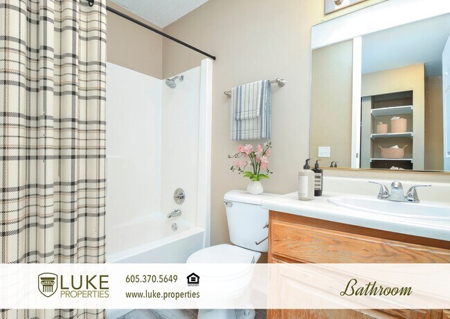 Building Photo - 405 S Sycamore Ave