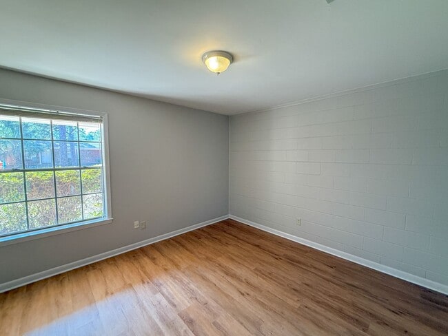 Building Photo - 2 Bedroom 1 Bath Duplex - Brand New Flooring and Paint!