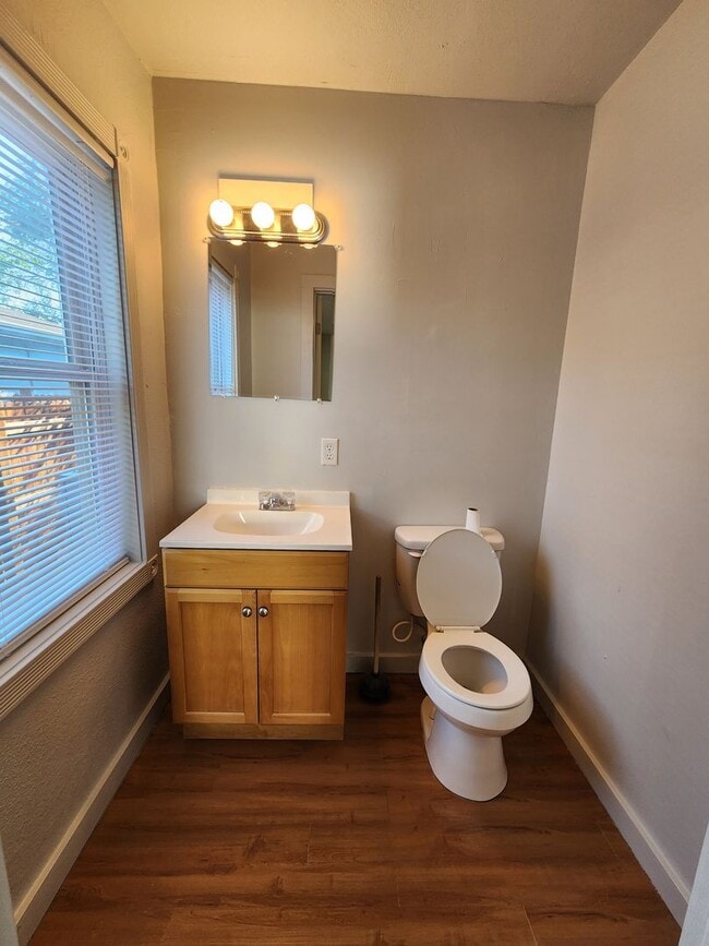 Building Photo - Charming Old-School 4-bedroom Home for Rent!