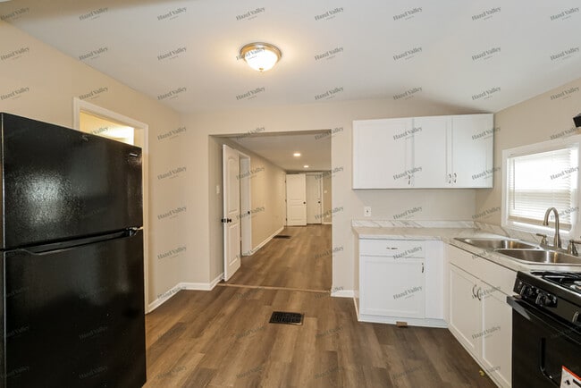 Building Photo - 9142 E Shope Ave