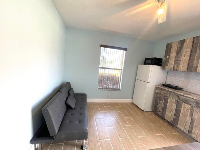 Building Photo - 5753 SE Mercedes Ave