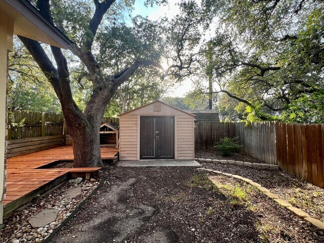 Building Photo - Charming Rental with Amazing Back Patio!