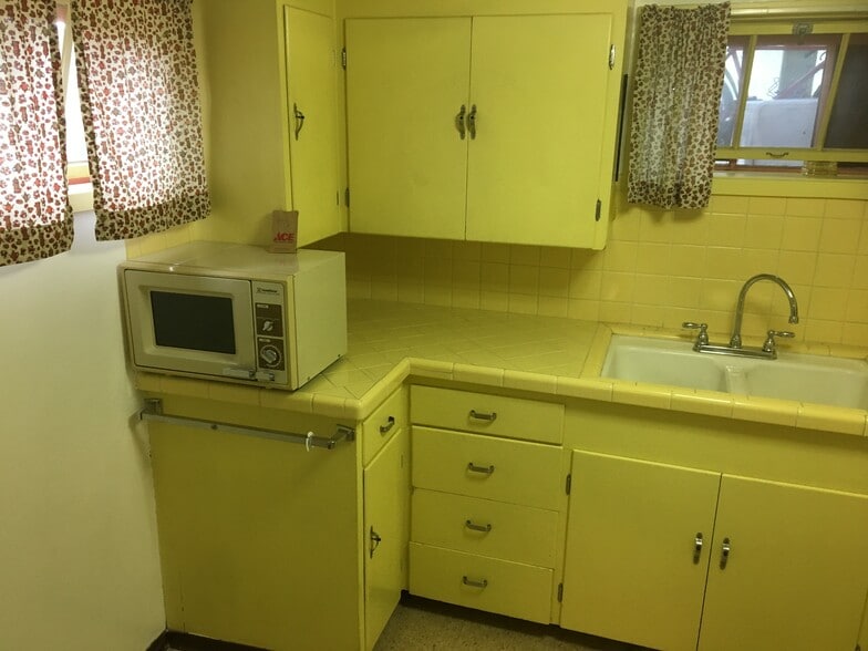 RETRO KITCHEN - 956 N 9th St