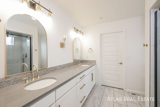 Building Photo - 5560 N Cathay Ct